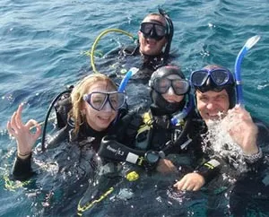 People-enjoying-diving